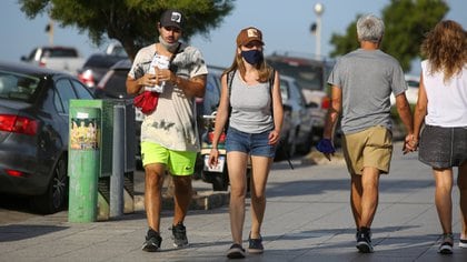 La mayoría de la gente cumple con las medidas sanitarias en las calles, pero no en las playas (Christian Heit)