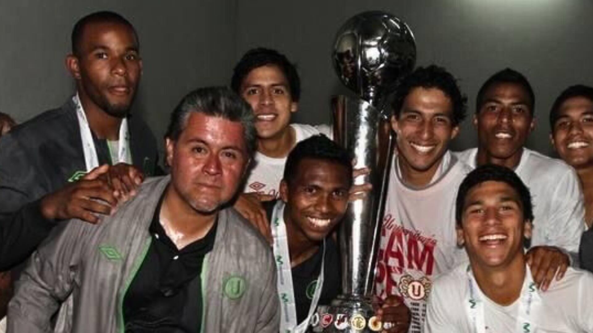 Mauricio López tuvo tres períodos en Universitario: El primero fue 2011 donde conquistó la Copa Libertadores Sub 20. El segundo fue en 2012-2013 en el cual ganó la Primera División. Y el último fue en 2016.