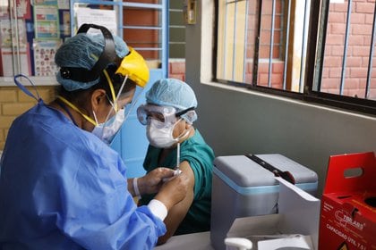 21/02/2021 Una trabajadora sanitaria recibe la vacuna Sinopharm en Perú. La conservación de esta vacuna es mucho más fácil que otras, porque es de 2 a 8 grados centígrados.
MARIANA BAZO / ZUMA PRESS / CONTACTOPHOTO
