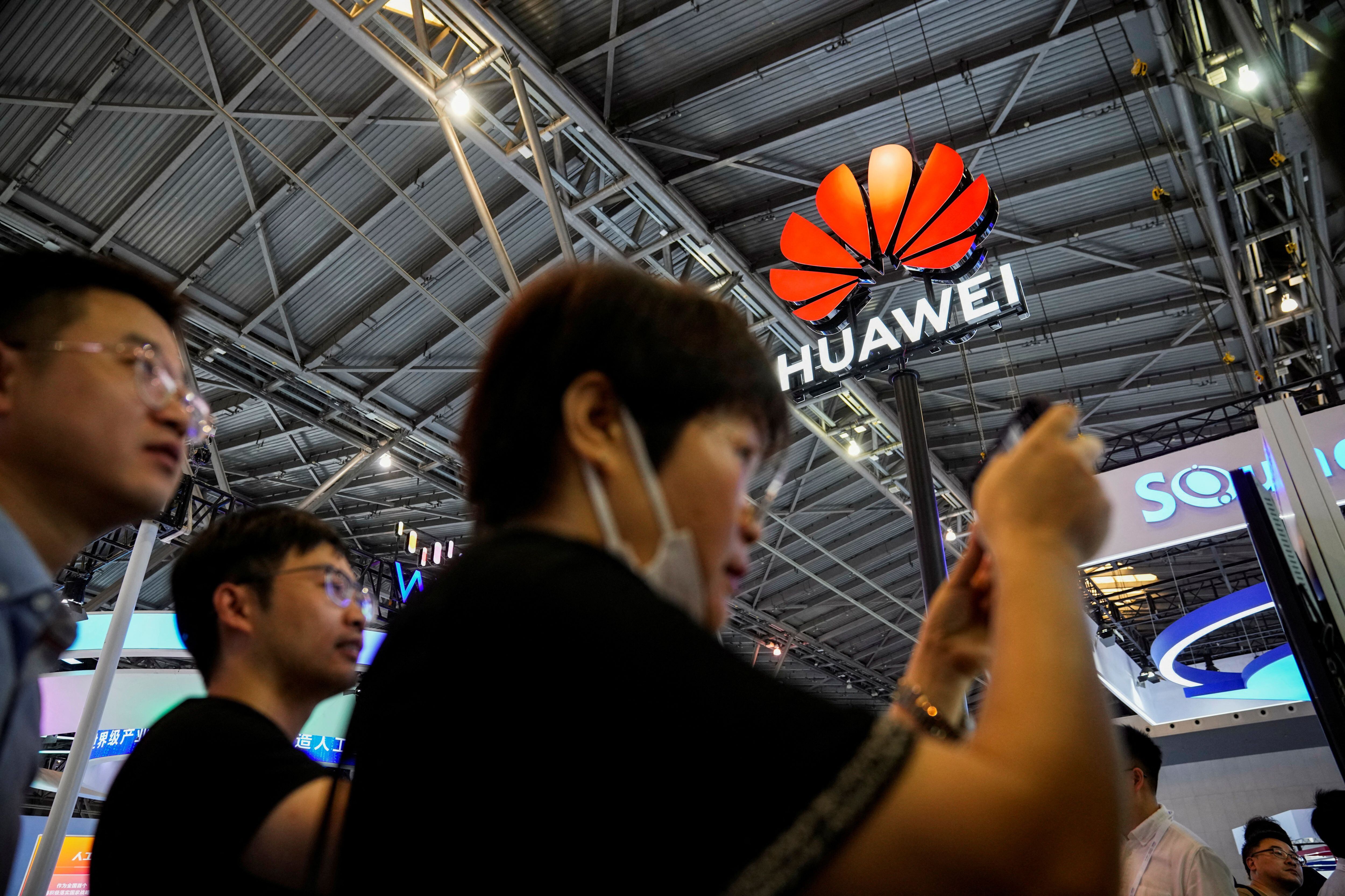 Cartel de Huawei en la Conferencia Mundial sobre Inteligencia Artificial (WAIC) en Shanghái, China, el 6 de julio de 2023 (Reuters)