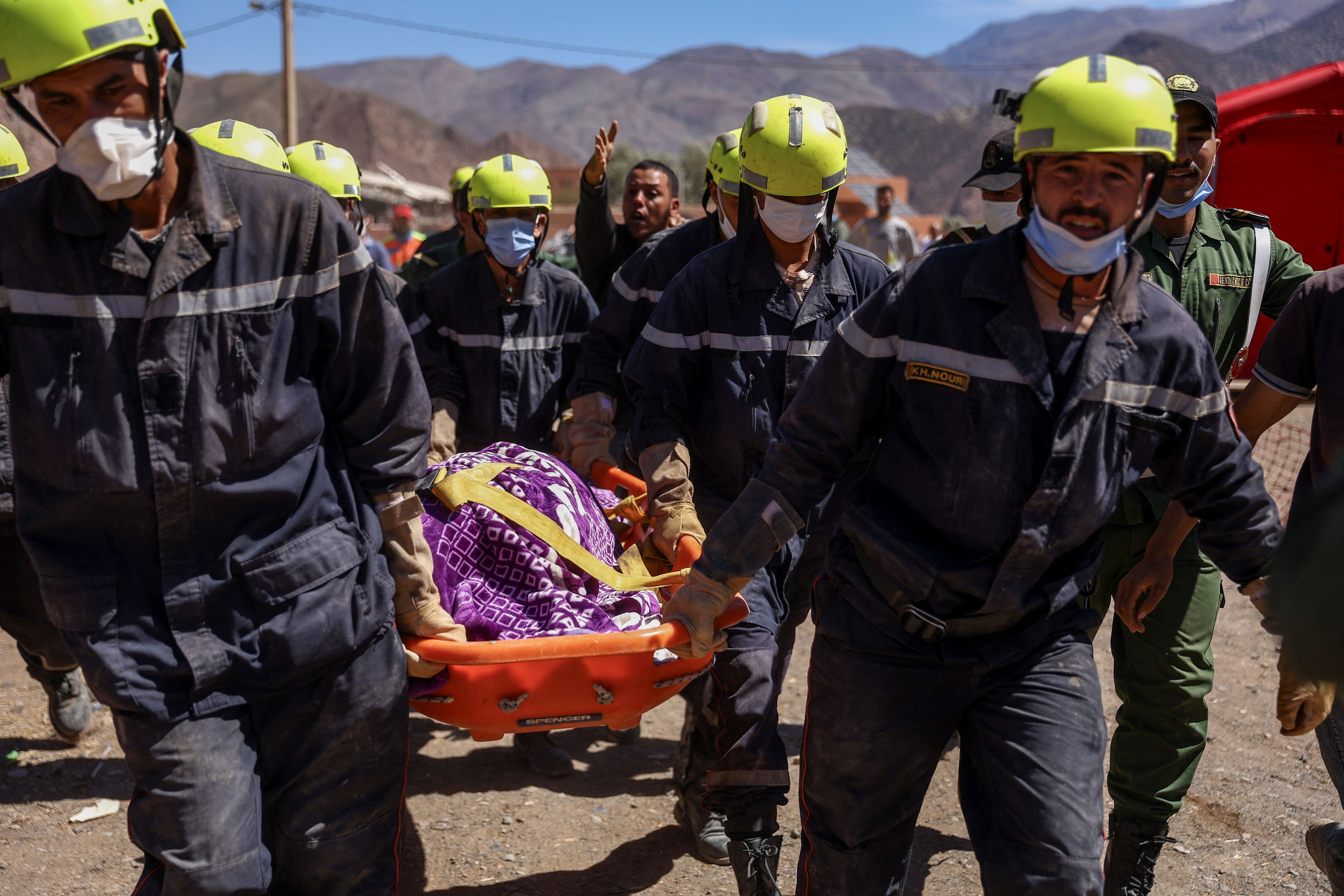 Los equipos de rescate transportan el cadáver de una víctima del terremoto de Talat N'yaaqoub, Marruecos (REUTERS/Hannah McKay)