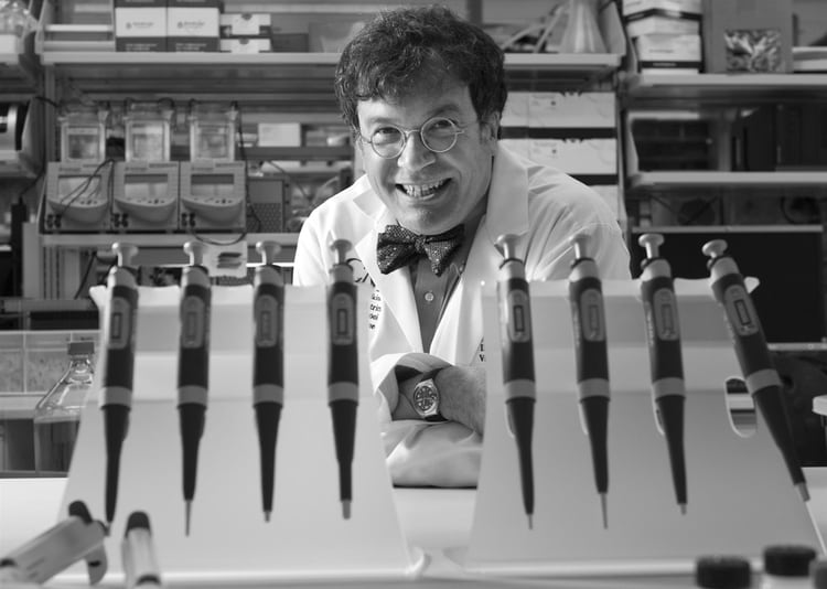 El doctoro Hotez, cuando estudiaba el brote de SARS en 2012 (AP)