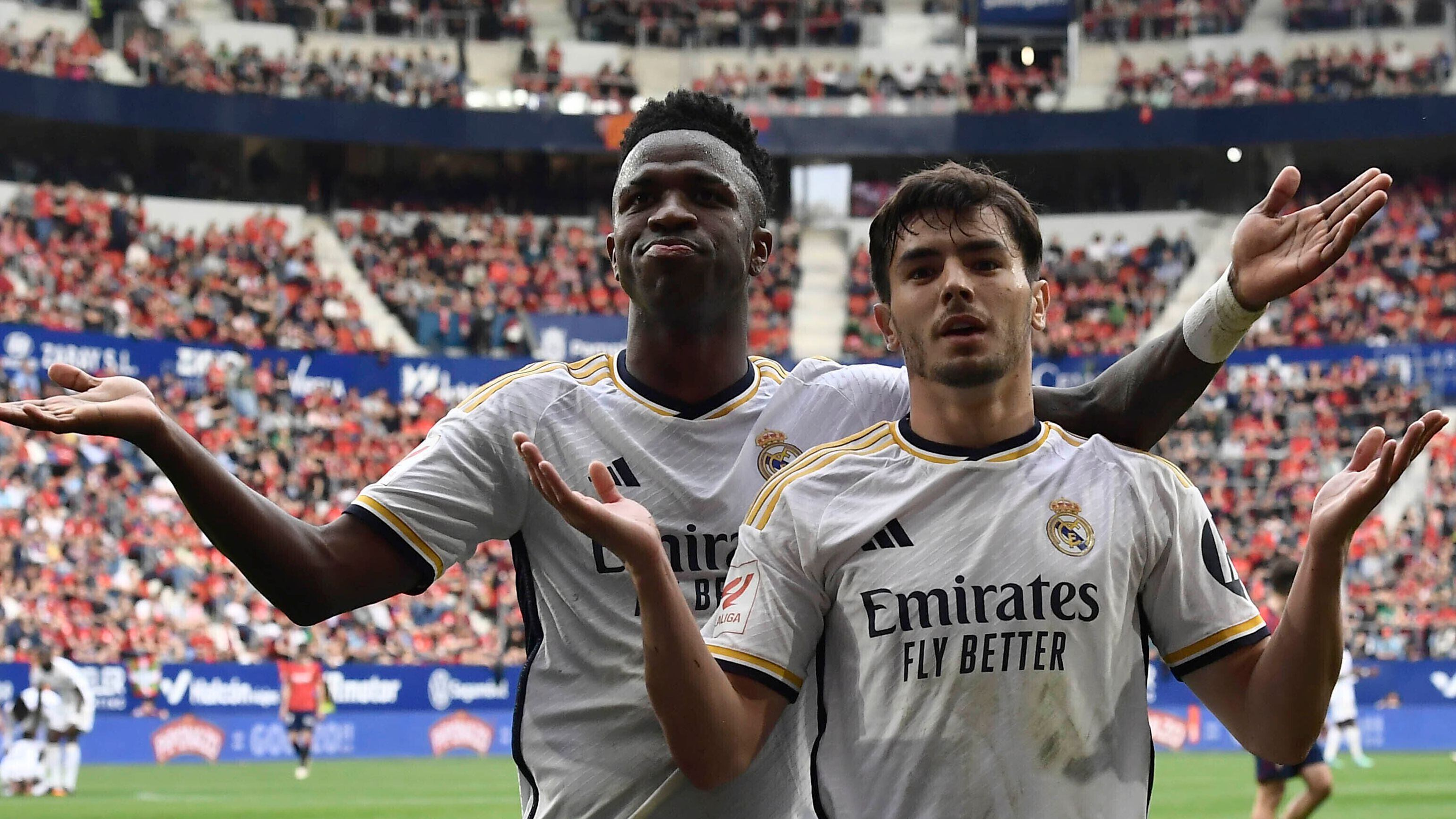 Vinicius y Brahim celebran un gol del Real Madrid a Osasuna (AP).