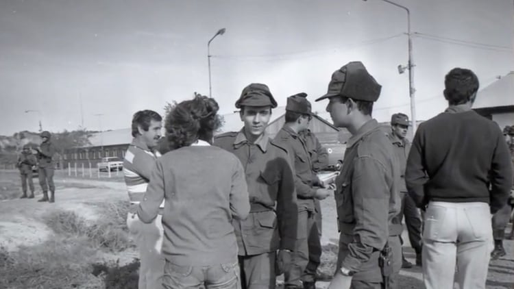 La gente llevó a los soldados a sus casas. Les ofrecieron un baño caliente, una buena comida y el teléfono para que llamaran a sus familias a avisarles que habían regresado, que estaban vivos|750x422.32142857142856