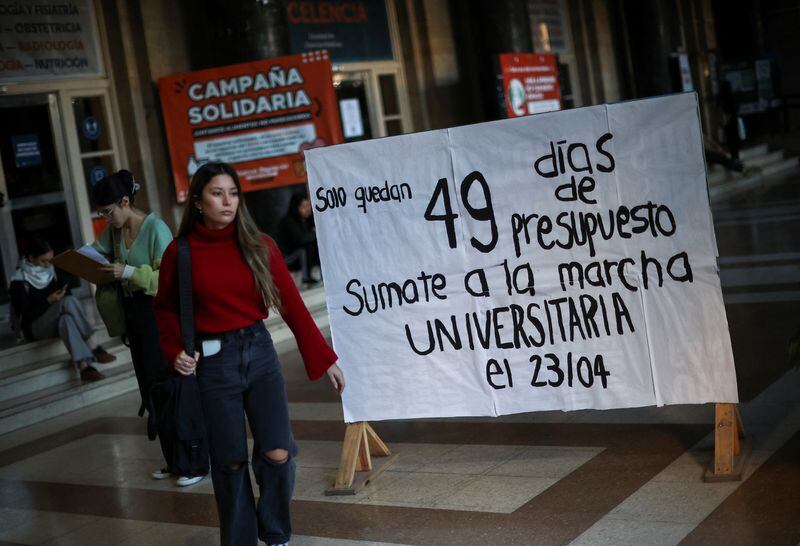 Una convocatoria a la marcha de este martes. Según la UBA, sólo tienen dinero para funcionar hasta mayo. REUTERS/Agustin Marcarian