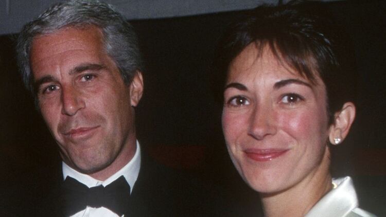 Jeffrey Epstein y Ghislaine Maxwell en 2005. Ella le habría ayudado a administrar las casas de Epstein, facilitar sus relaciones sociales y reclutar masajistas menores de edad
