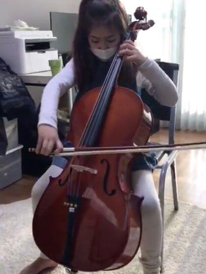 En sus redes sociales, Kelly, mostró cómo han crecido los pequeños protagonistas del video, aquí su hija Marion toca en el violonchelo "Jingle bells" Foto: (@Robert_E_Kelly)