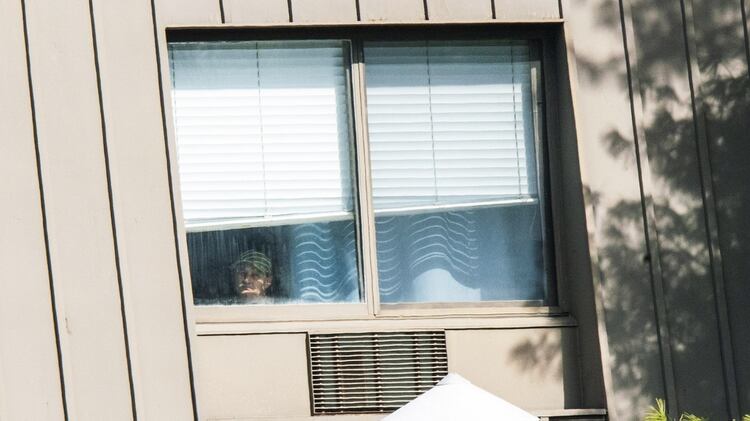 Un residente mira desde su ventana (Eduardo Muñoz Álvarez/Getty Images/AFP)
