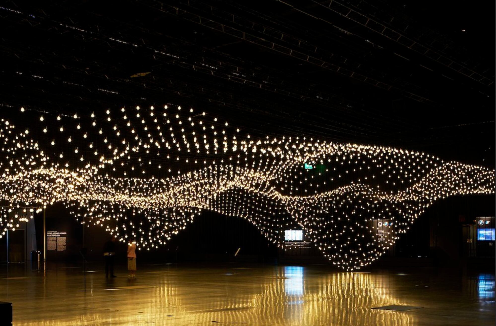 La obra “Pulse Topology”, de Rafael Lozano-Hemmer, tiene 3.000 bombillas de luz.