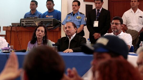 El presidente de Nicaragua, Daniel Ortega, y su esposa, la vicepresidente Rosario Murillo en la mesa del Diálogo Nacional (Reuters)