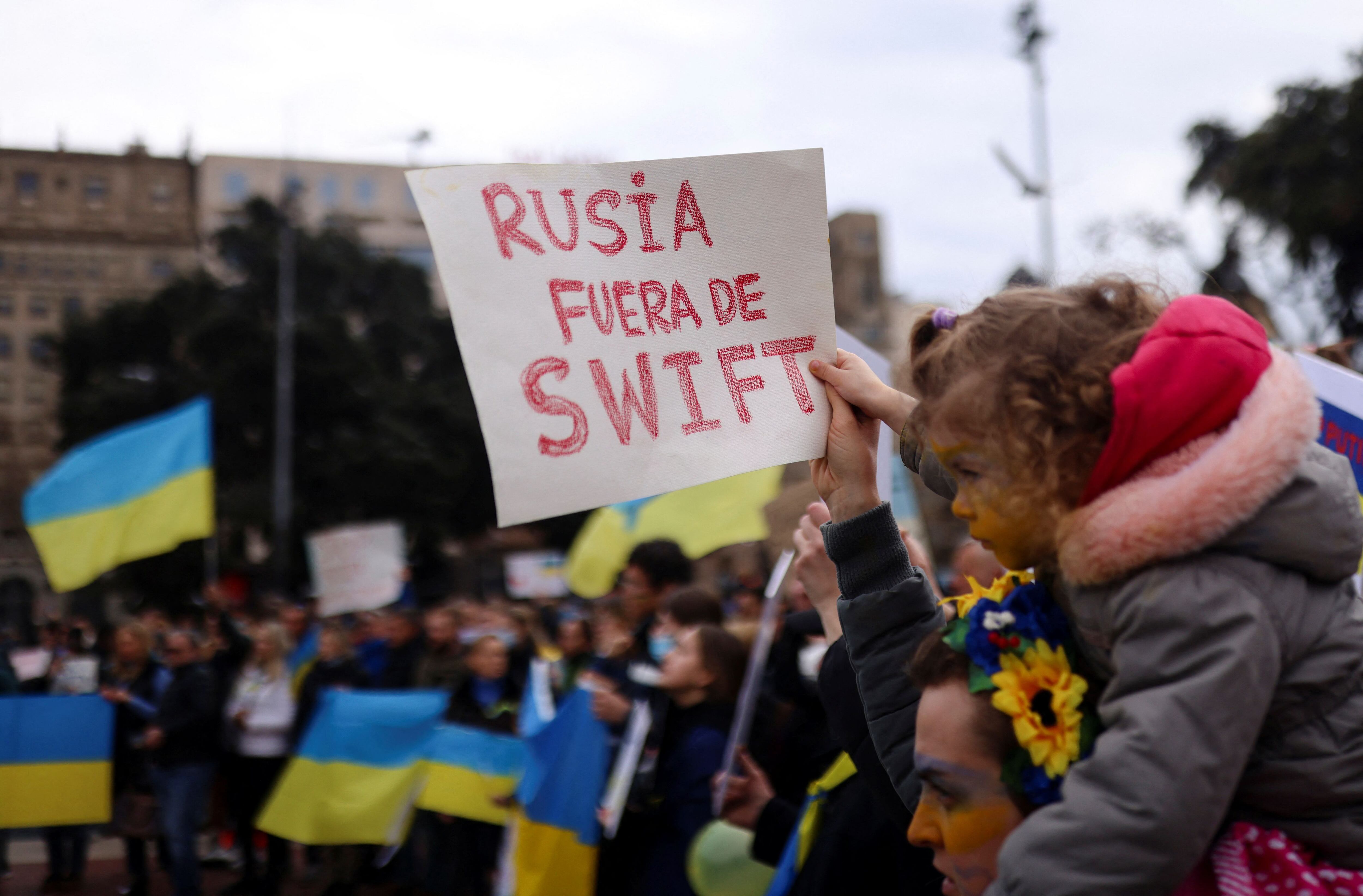 El pedido de sacar a Rusia del SWIFT en una manifestación en Barcelona, España (REUTERS/Nacho Doce)