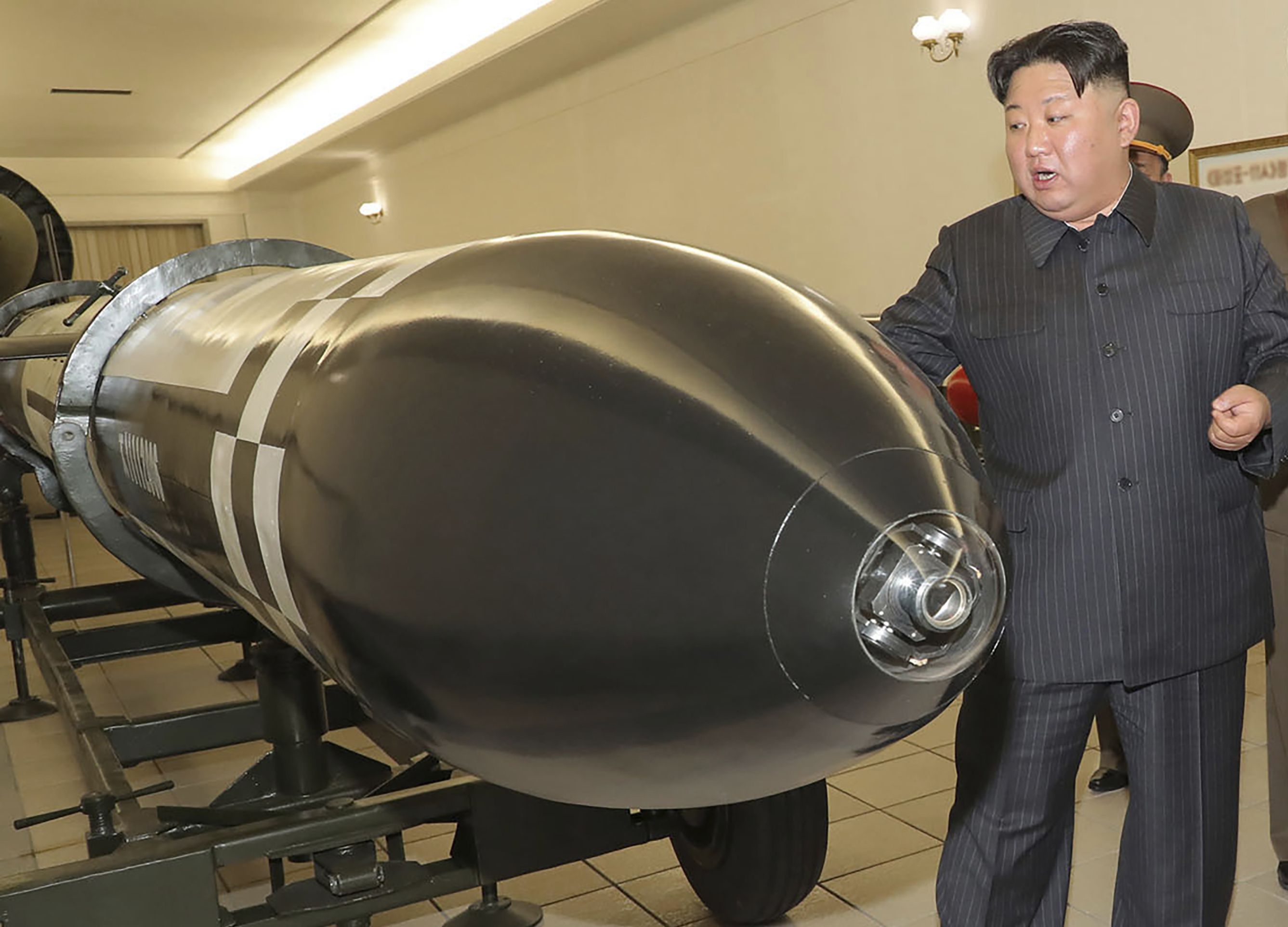 Kim Jong Un visita una sala en la que se exhiben lo que parecen ser varios tipos de ojivas diseñadas para ser instaladas en misiles o lanzacohetes (Agencia Central de Noticias de Corea/Korea News Service via AP)