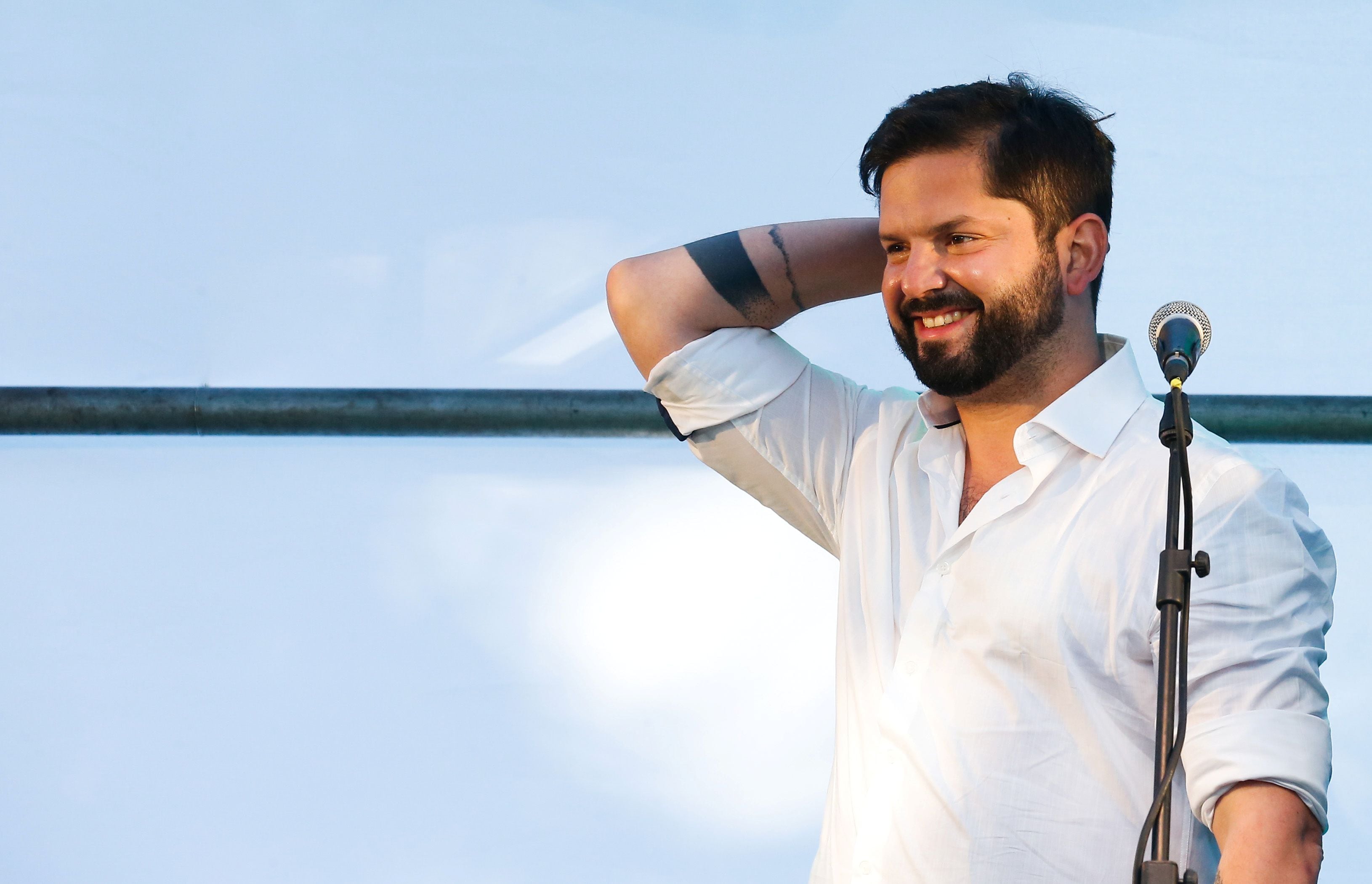 El candidato presidencial chileno Gabriel Boric gesticula durante su mitin de cierre de campaña en Casablanca, Valparaíso, Chile, 18 de noviembre de 2021 (REUTERS/Rodrigo Garrido)
