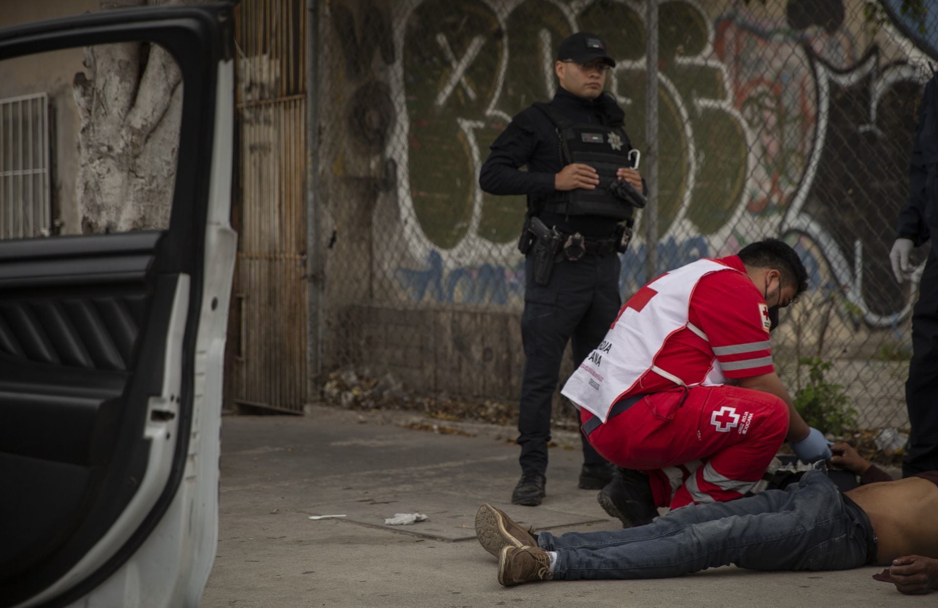 Paramédico De la Cruz Roja atiende a una persona que presenta sobredosis en Tijuana (Cuartoscuro)