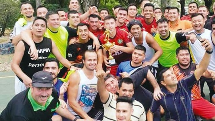 El pasado 7 de abril se le otorgó el beneficio de la prisión domiciliaria tras pasar un mes recluido en la Agrupación Especializada de la Policía de Paraguay. Allí jugó al fútbol con otros internos
