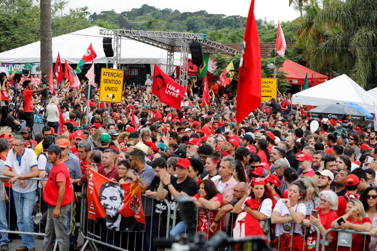 Manifestación de los seguidores de Lula da Silva en la puerta de la sede de la Policía Federal en Curitiba, a la espera de su liberación (REUTERS/Rodolfo Buhrer)
