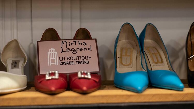 Los stilettos en rojo con hebilla de strass que pertenecieron a la conductora de TV Mirtha Legrand