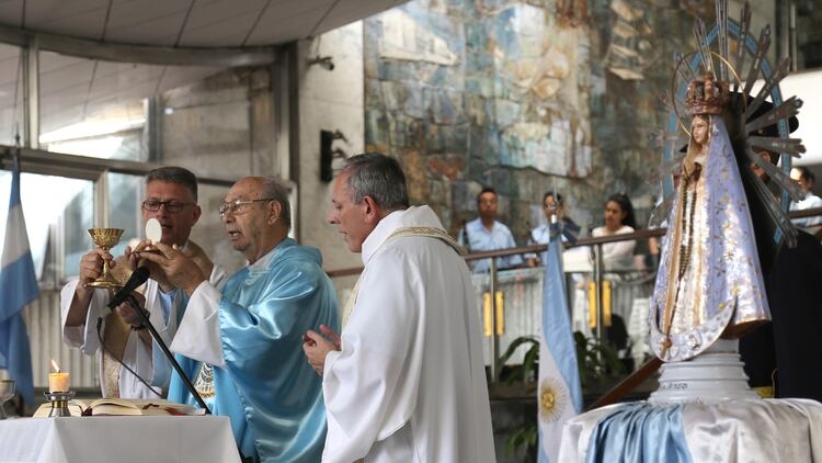 El padre Vicente Martinez Torrens llevó adelante una misa en el Edificio Cóndor de la Fuerza Aérea Argentina. Foto: Giovanni Sacchetto.