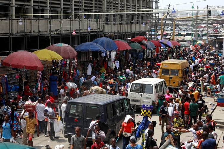 Postal de un mercado en Nigeria durante la pandemia por el coronavirus (REUTERS/Temilade Adelaja)