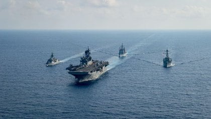 FOTO DE ARCHIVO: La Marina de Estados Unidos y la Marina Real Australiana en el Mar de China Meridional 18 de abril de 2020. Foto tomada el 18 de abril de 2020.  Nicholas Huynh/Marina de los Estados Unidos/Handout via REUTERS