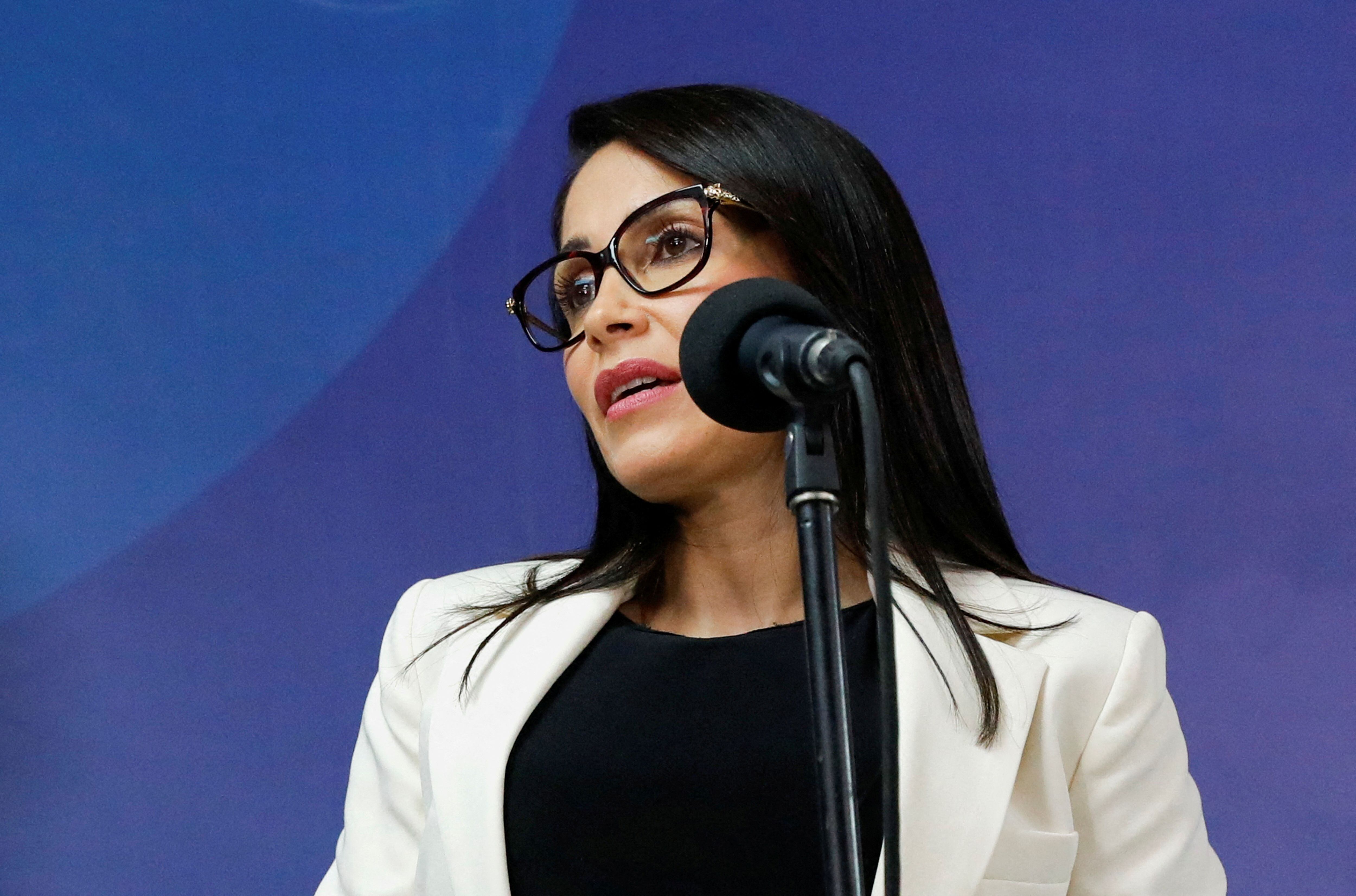 La candidata Luisa González dijo que no tomará partido sobre las dictaduras de la región. (REUTERS/Karen Toro)