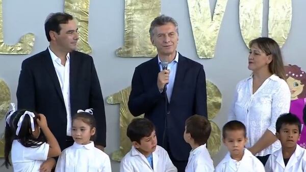 El presidente Macri junto a alumnos de la escuela Escuela N° 984 de Bella Vista, Corrientes