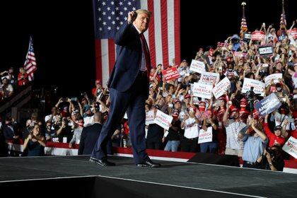 El presidente de los Estados Unidos, Donald Trump, parte al final de un mitin de campaña, el primero desde que recibió tratamiento por la enfermedad del coronavirus (COVID-19), en el Aeropuerto Internacional Orlando Sanford en Sanford, Florida.  REUTERS / Jonathan Ernst