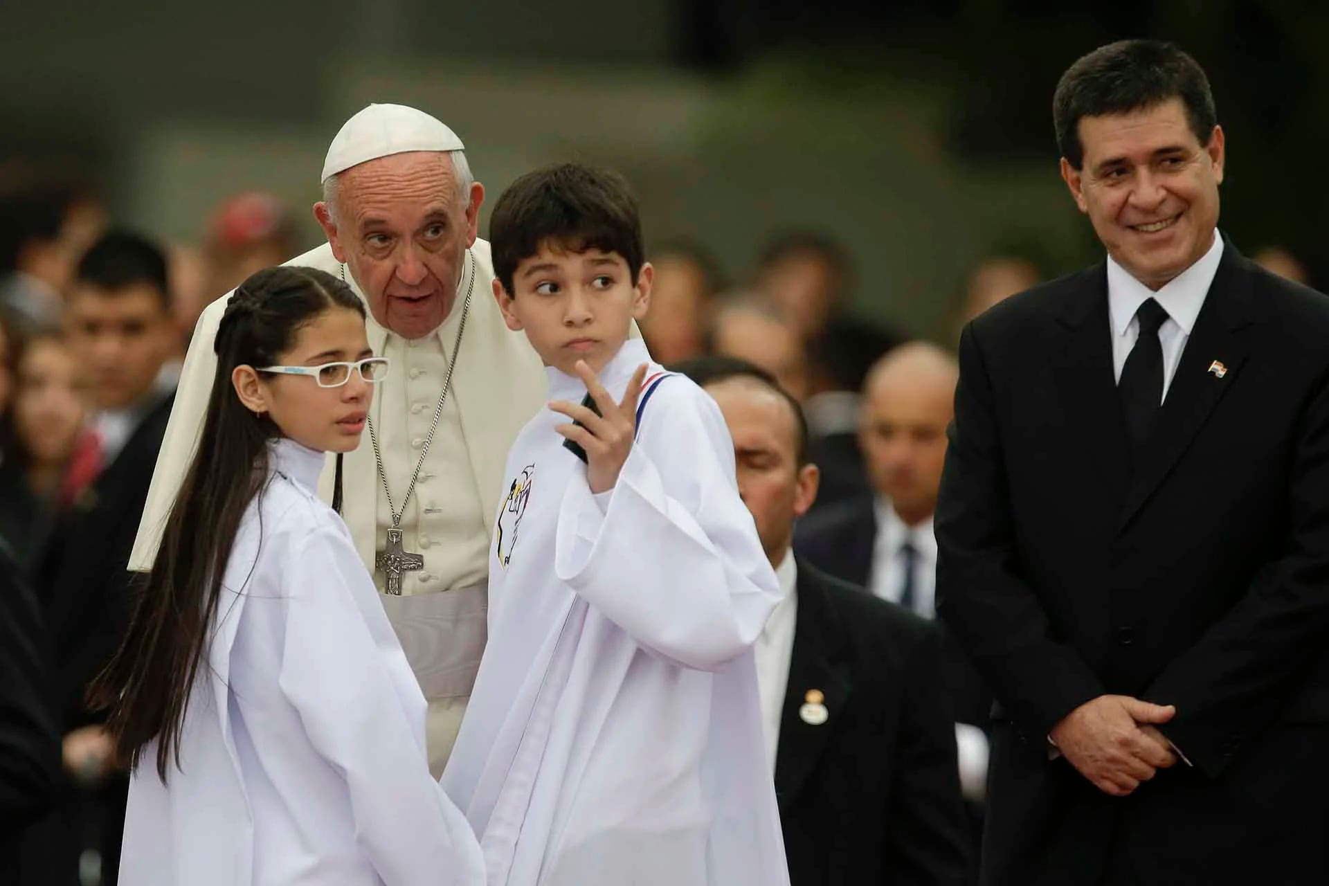 El papa Francisco junto al presidente paraguayo Horacio Cartes. (Foto AP/Victor R. Caivano)