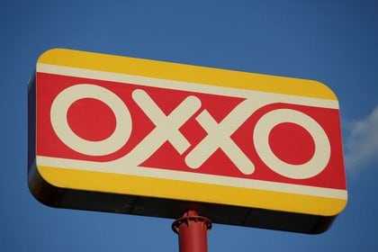 FOTO DE ARCHIVO. El logo de la tienda de conveniencia Oxxo de Femsa se muestra en una de sus tiendas en Monterrey, México. 26 de agosto de 2018. REUTERS/Daniel Becerril