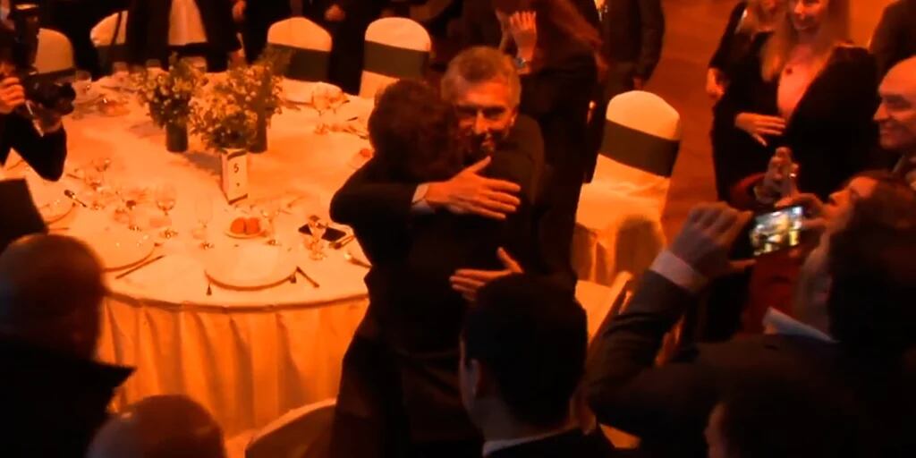 Perlitas de la cena de la Fundación Libertad: el abrazo entre Milei y Macri y la imitación a Melconián por los “fideos con tuco”