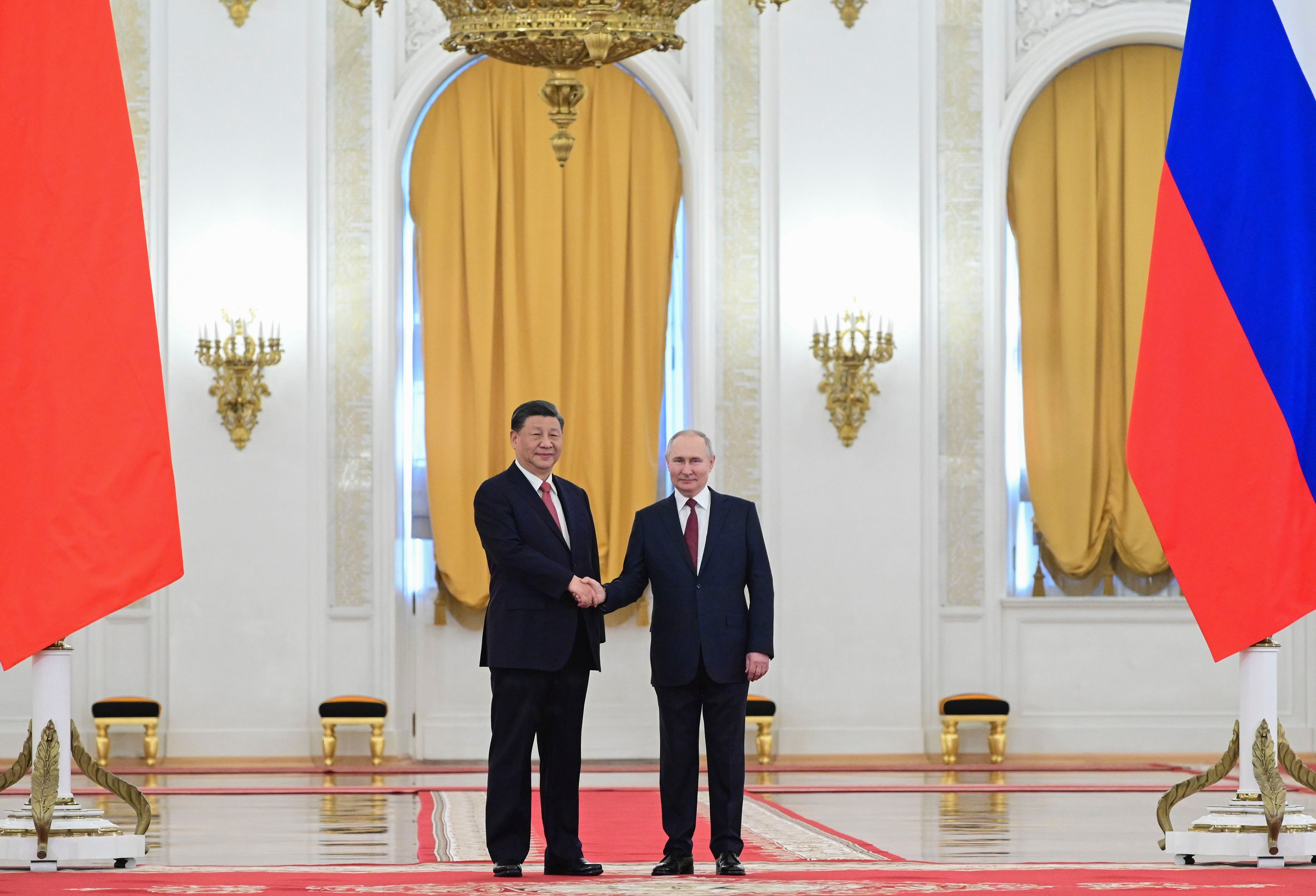 El presidente chino, Xi Jinping (izq), y el presidente ruso, Vladímir Putin, durante la visita del primero a Móscú el pasado marzo. EFE/EPA/SERGEY KARPUHIN /SPUTNIK / KREMLIN /Archivo