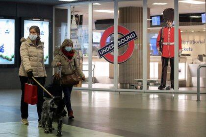 Dos mujeres pasan por la entrada cerrada de la terminal Eurostar en la estación de tren de Bruselas Sur después de que los vecinos europeos de Gran Bretaña comenzaran a cerrar sus puertas a los viajeros del Reino Unido en medio de la alarma por una cepa de coronavirus que se propaga rápidamente (Reuters)