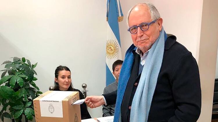 El embajador argentino en China, Diego Guelar ya votó (Foto: @diegoguelar)