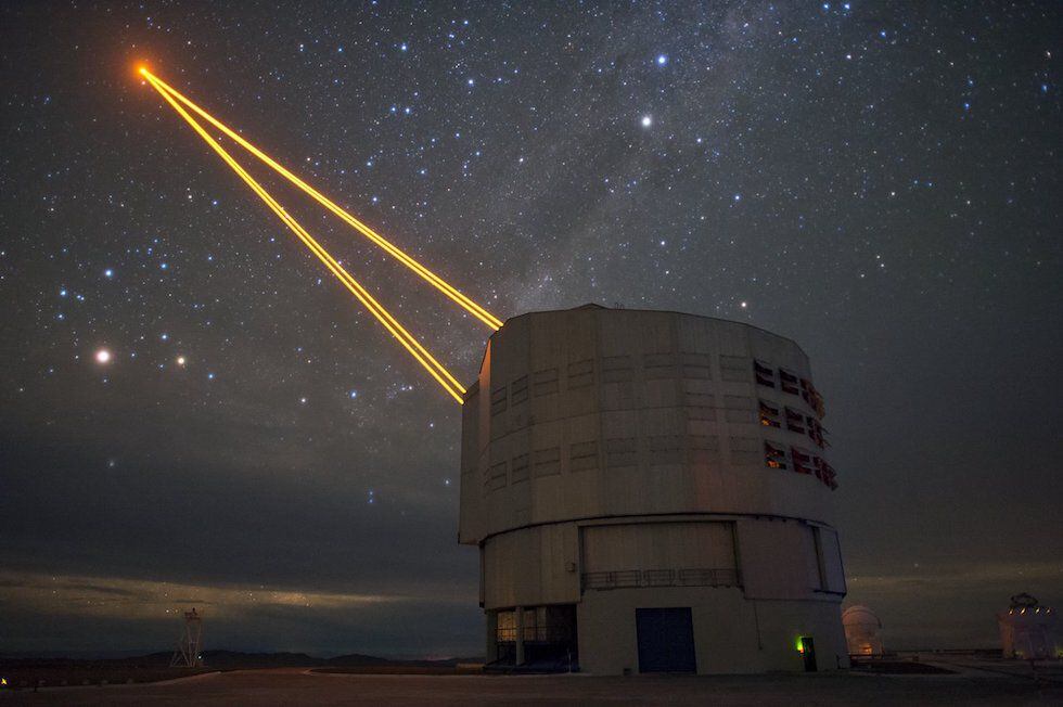 Una imagen del VLT (Very Large Telescope) de ESO (European Organisation for Astronomical Research in the Southern Hemisphere) y sus cuatro potentes lásers  en Paranal, Chile (ESO)