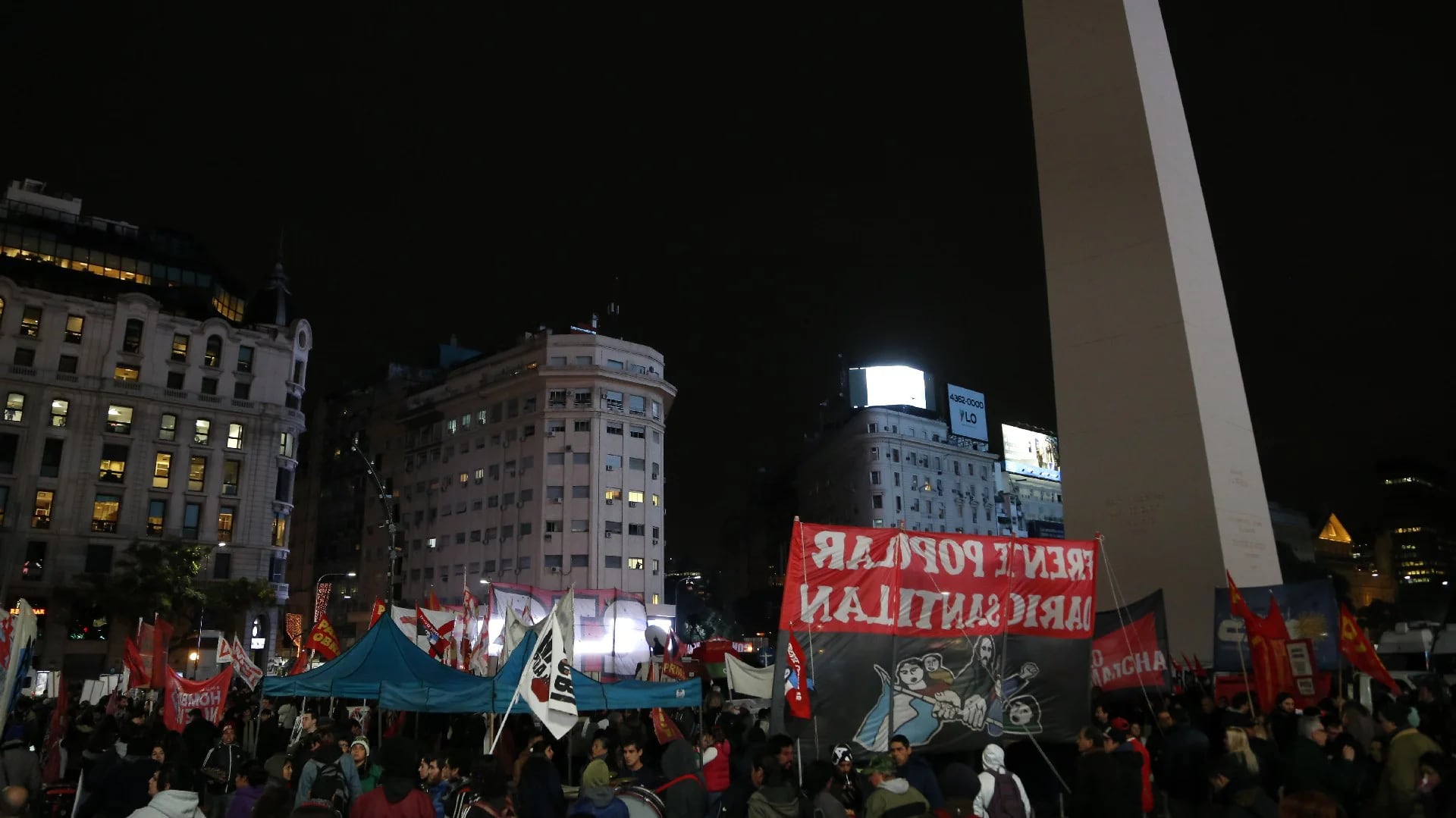 El Obelisco, otra vez escenario de una protesta (Nicolás Aboaf)