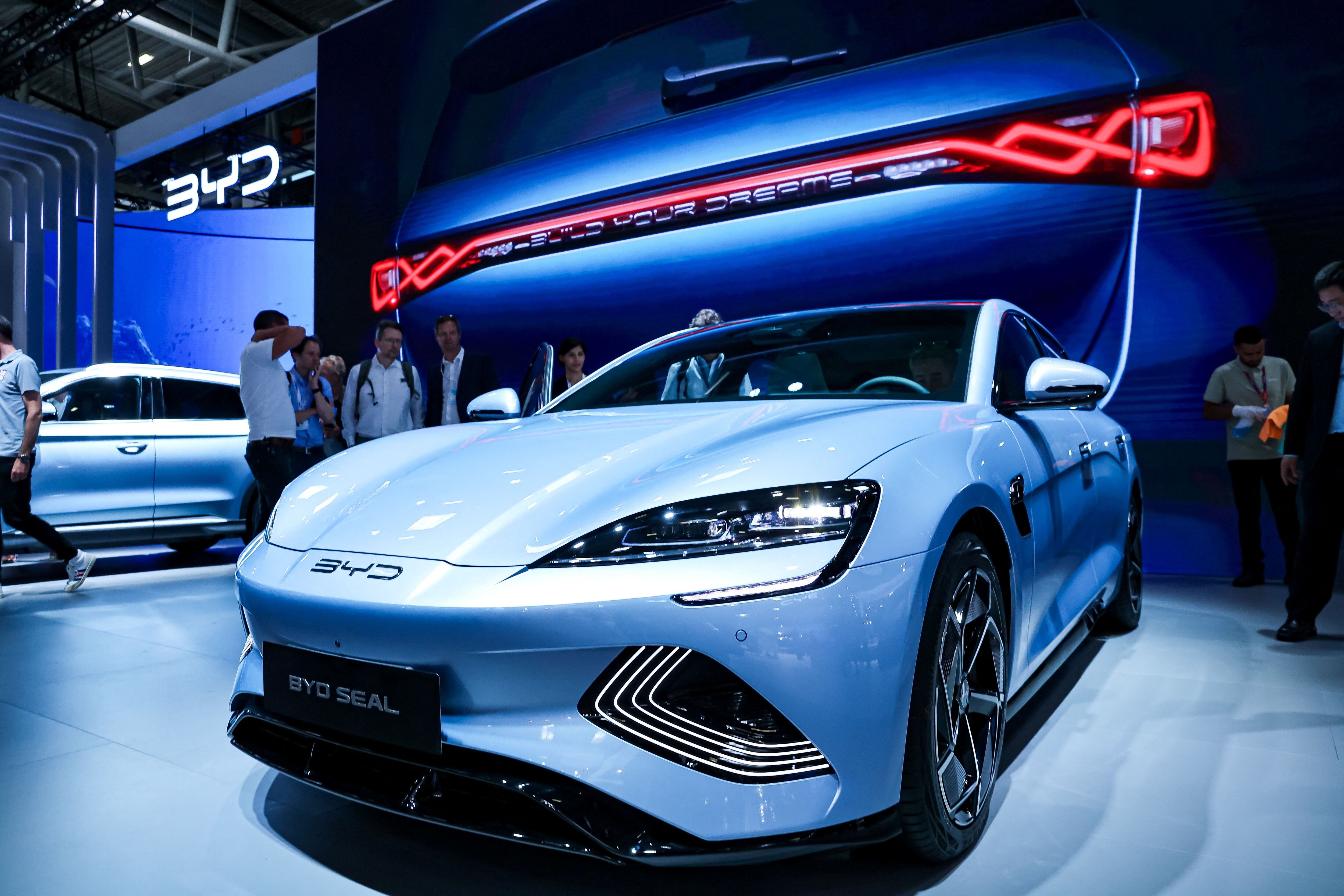 BYD SEAL, el auto que el gigante chino lanza en Europa como respuestas a los Tesla Model 3 y Model Y que dominan las ventas de autos eléctricos. REUTERS/Leonhard Simon