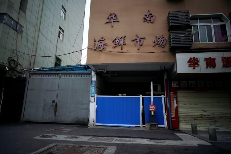 La entrada bloqueada al mercado de mariscos de Wuhan, donde se cree que apareció por primera vez el coronavirus (Reuters)