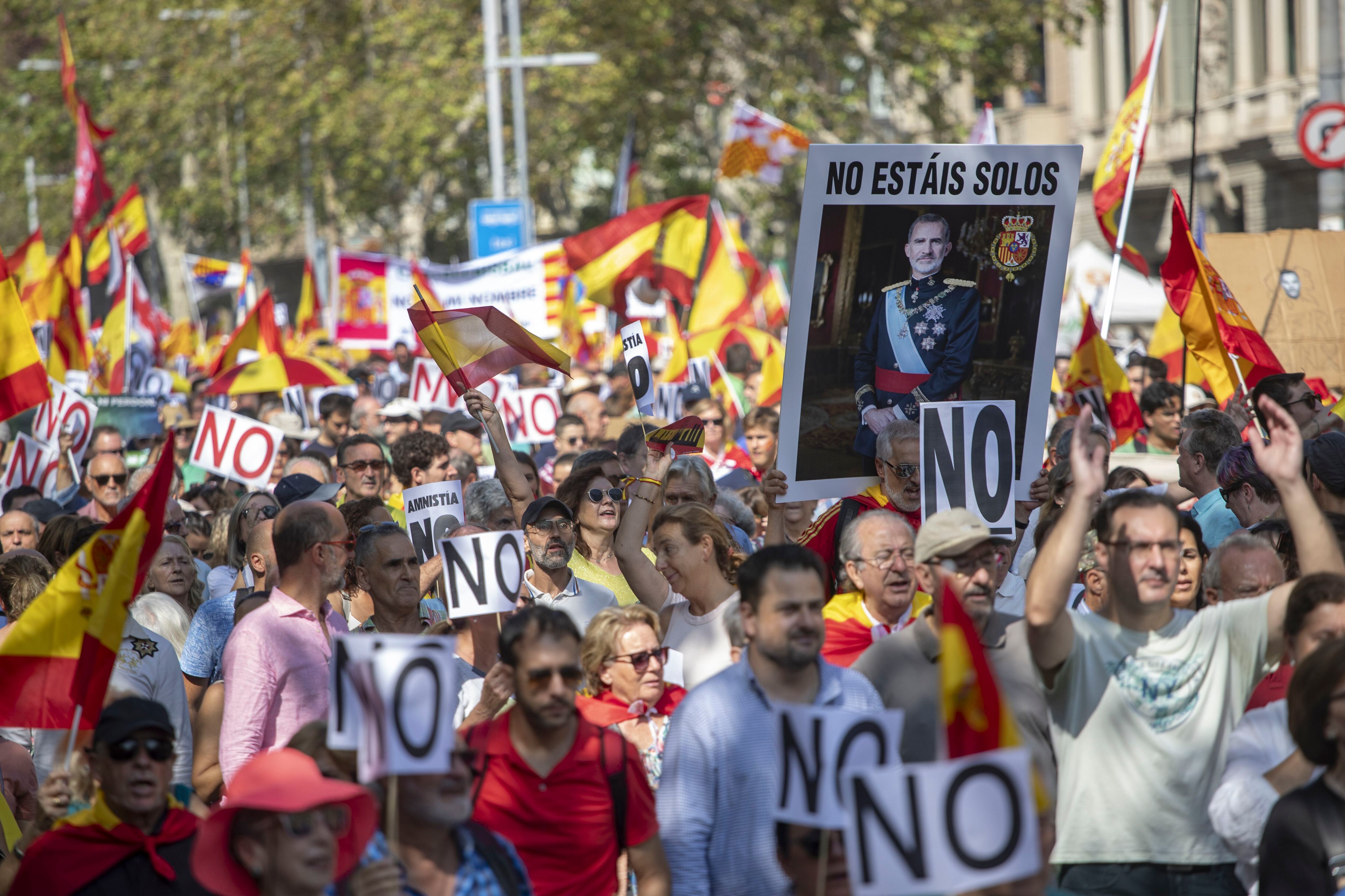 La manifestación convocada en Barcelona para rechazar la amnistía. (Marta Pérez / EFE)
