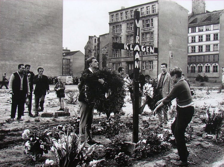 Ciudadanos de Berlín Occidental levantan un memorial en honor a Peter Fechter (Universal History Archive/UIG/Shutterstock) 