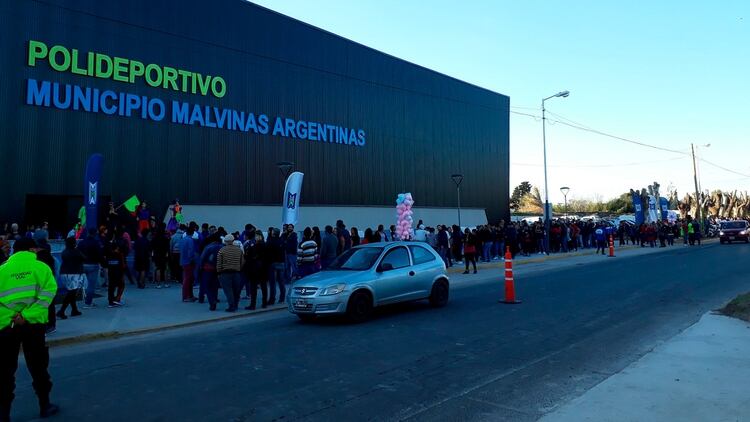 Según la denuncia, el hecho ocurrió en un baño del polideportivo Los Polvorines