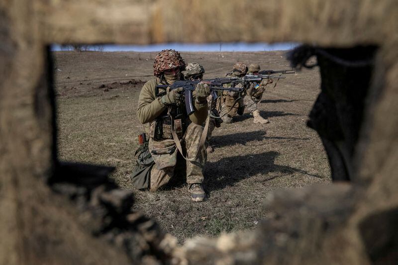 Militares ucranianos de la 79 brigada participan en un entrenamiento en la región de Donetsk, Ucrania, en marzo de 2024 (REUTERS/Oleksandr Ratushniak/Archivo)
