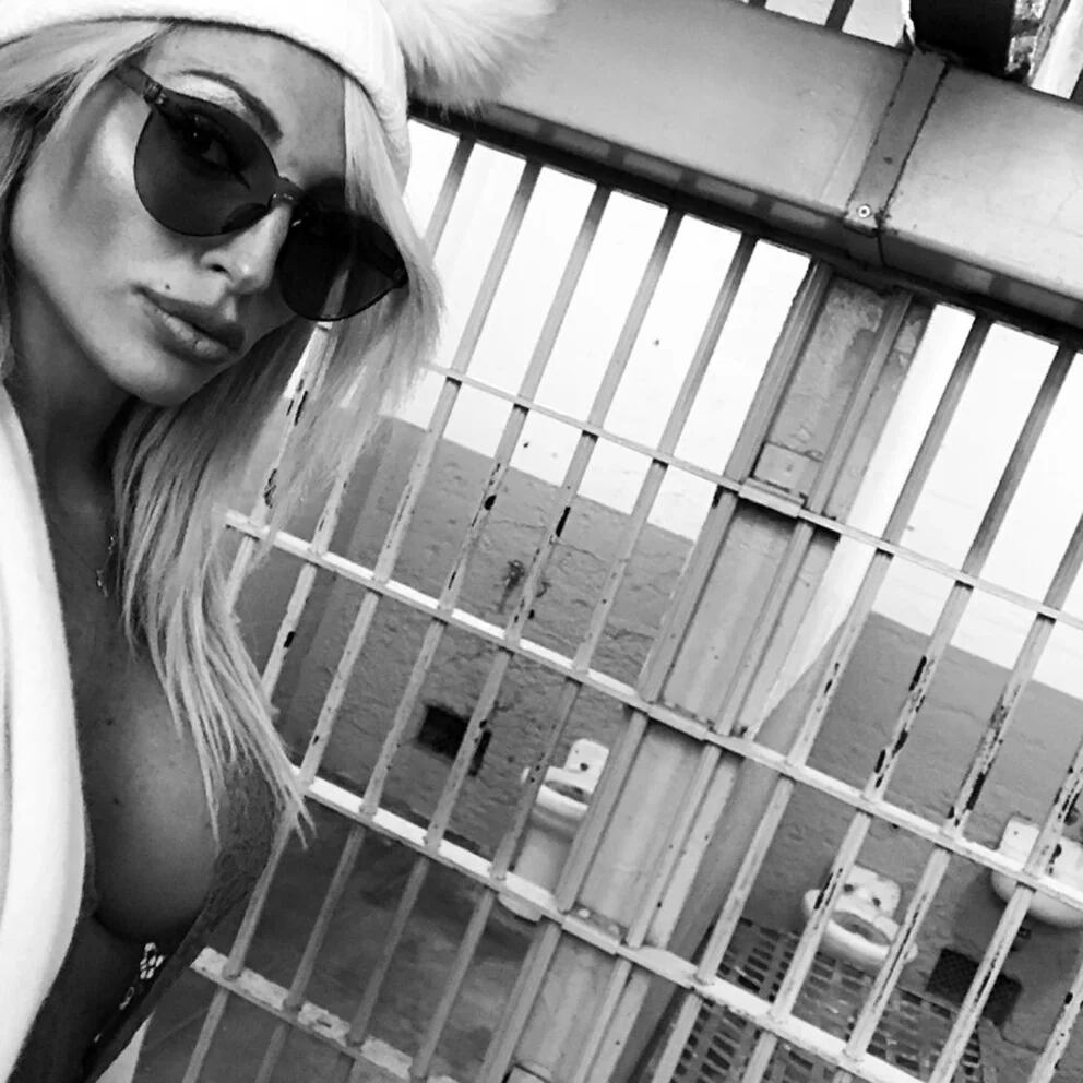 Vicky Xipolitakis Se Sacó Fotos Provocativas En La Cárcel De Alcatraz