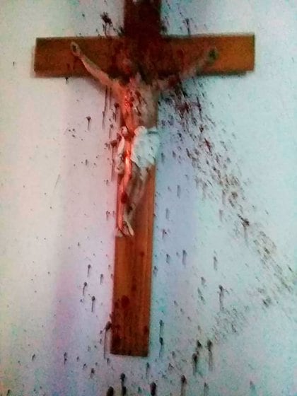 Un crucifijo vandalizado por el grupo de mapuches que ingresó por asalto a la parroquia