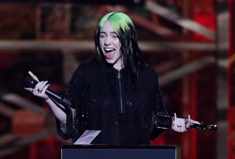 Billie Eilish recibiendo su premio en los Brit Awards en Londres, el 18 de febrero de este año (Reuters)