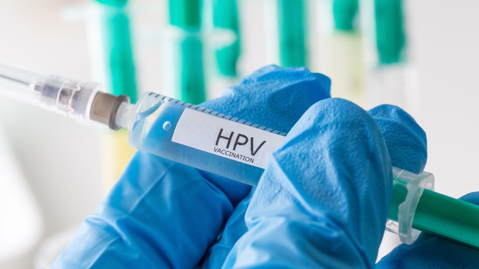 Las dosis protegen contra los virus del papiloma humano (VPH) de alto riesgo de causar cáncer
(Getty)
