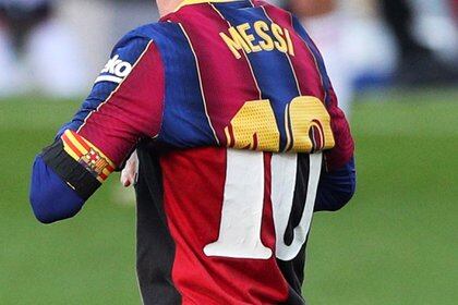 Messi, mitad con la casaca del Barcelona y debajo con la de Newell's que usó Diego Maradona (REUTERS/Albert Gea)