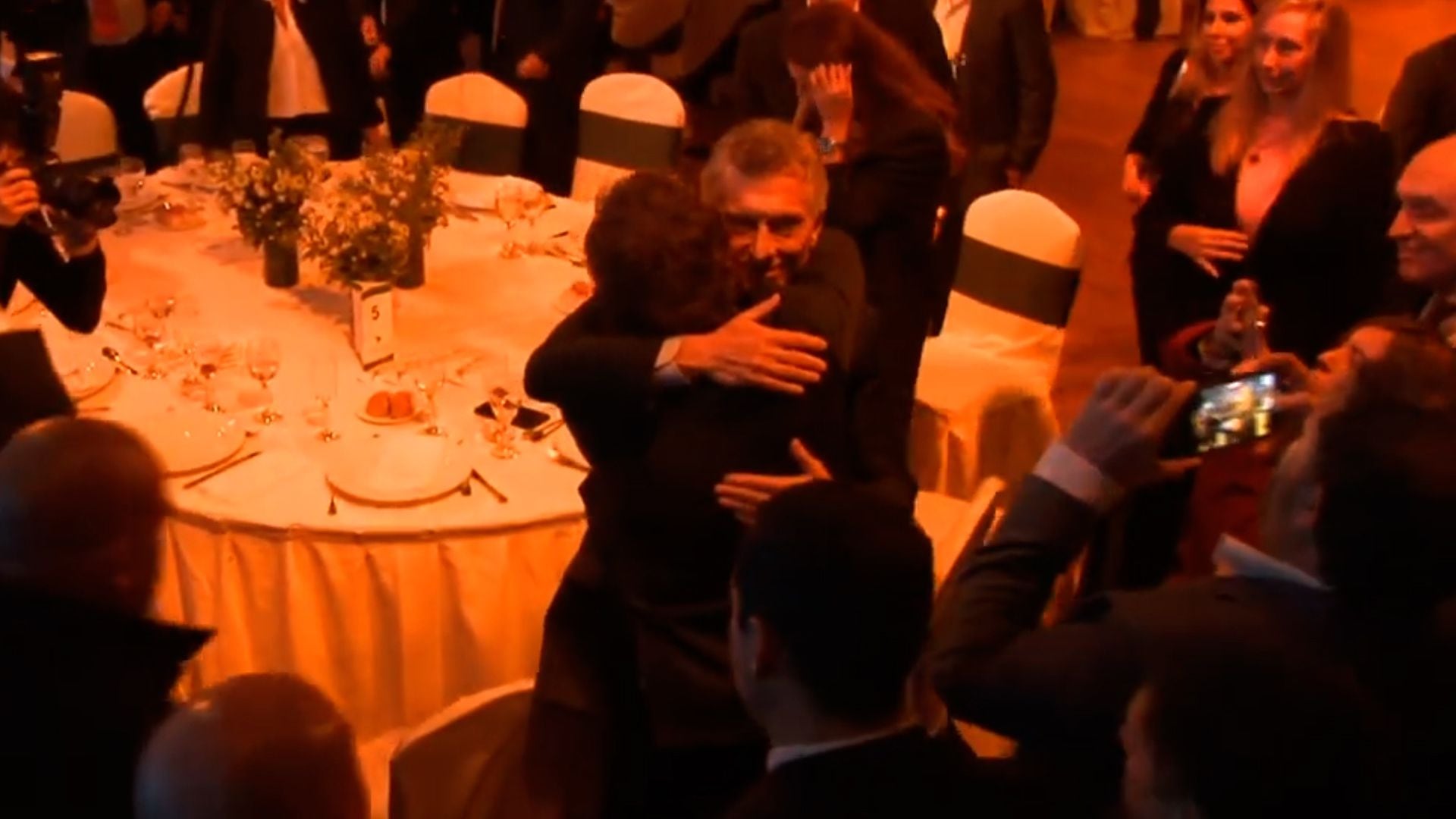 abrazo entre Javier Milei y Mauricio Macri en la cena de la Fundación Libertad