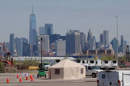 Remolques de tractores refrigerados se utilizan para almacenar cuerpos de personas fallecidas en una morgue temporal, durante el brote de COVID-19 en el distrito de Brooklyn (Reuters)