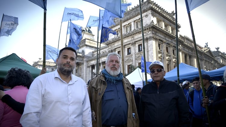 Daniel Menéndez (Barrios de Pie), Esteban “Gringo” Castro (CTEP) y Juan Carlos Alderete (CCC), los principales dirigentes de las organizaciones sociales que forman parte del Frente de Todos (Foto: Gustavo Gavotti)