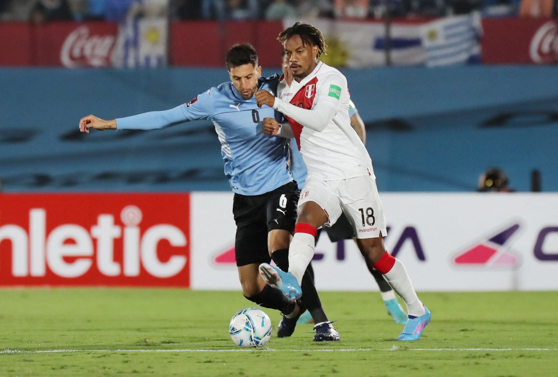André Carrillo bajo la marca de Rodrigo Bentancur en el Perú vs. Uruguay de Montevideo. | 